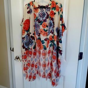 🔥2/$20🔥 Floral kimono size L